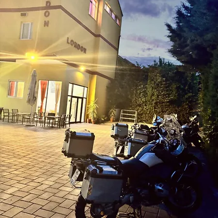 London Restaurant מלון Kukes