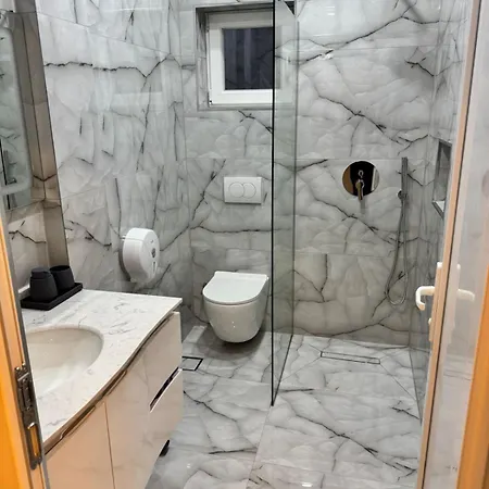 London Restaurant 4* Kukes