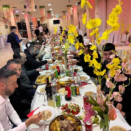 London Restaurant מלון Kukes